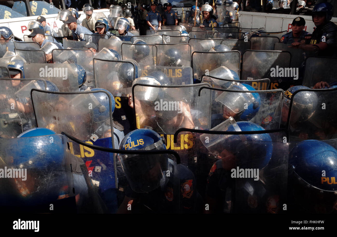 Manille, Philippines. 25 Février, 2016. Policiers philippins prennent position au cours d'une manifestation à l'occasion du 30e anniversaire de la révolution de l'alimentation, qui commémore la chute de la dictature de Ferdinand Marcos, la présidente des Philippines à Mandaluyong City, à l'est de Manille, aux Philippines. Les manifestants disent que peu de choses ont changé depuis la révolution le pouvoir du peuple, disant qu'il .'a renversé un dictateur mais réinstallé une succession de pro-US, les régimes anti-peuple de l'élite Crédit : PACIFIC PRESS/Alamy Live News Banque D'Images