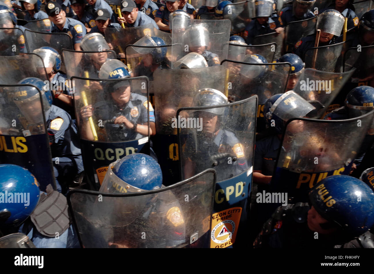Manille, Philippines. 25 Février, 2016. Policiers philippins prennent position au cours d'une manifestation à l'occasion du 30e anniversaire de la révolution de l'alimentation, qui commémore la chute de la dictature de Ferdinand Marcos, la présidente des Philippines à Mandaluyong City, à l'est de Manille, aux Philippines. Les manifestants disent que peu de choses ont changé depuis la révolution le pouvoir du peuple, disant qu'il .'a renversé un dictateur mais réinstallé une succession de pro-US, les régimes anti-peuple de l'élite Crédit : PACIFIC PRESS/Alamy Live News Banque D'Images