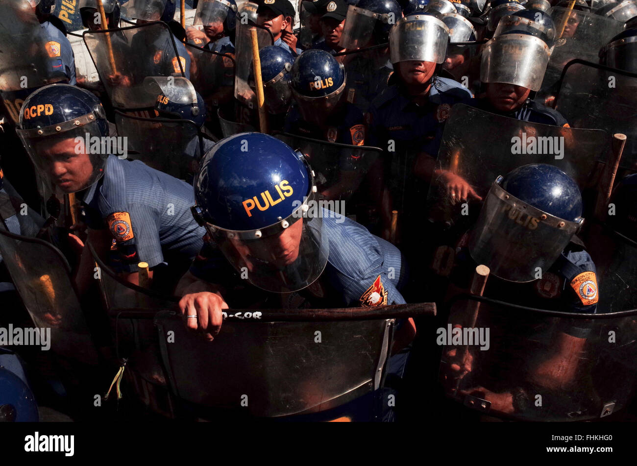 Manille, Philippines. 25 Février, 2016. Policiers philippins prennent position au cours d'une manifestation à l'occasion du 30e anniversaire de la révolution de l'alimentation, qui commémore la chute de la dictature de Ferdinand Marcos, la présidente des Philippines à Mandaluyong City, à l'est de Manille, aux Philippines. Les manifestants disent que peu de choses ont changé depuis la révolution le pouvoir du peuple, disant qu'il .'a renversé un dictateur mais réinstallé une succession de pro-US, les régimes anti-peuple de l'élite Crédit : PACIFIC PRESS/Alamy Live News Banque D'Images