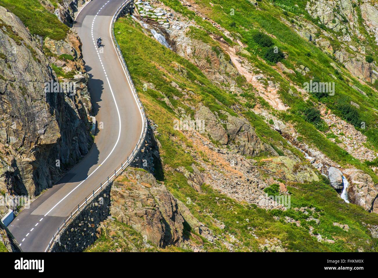 Route alpine de l'été à vélo. Sinueuse Route alpine italienne. Banque D'Images