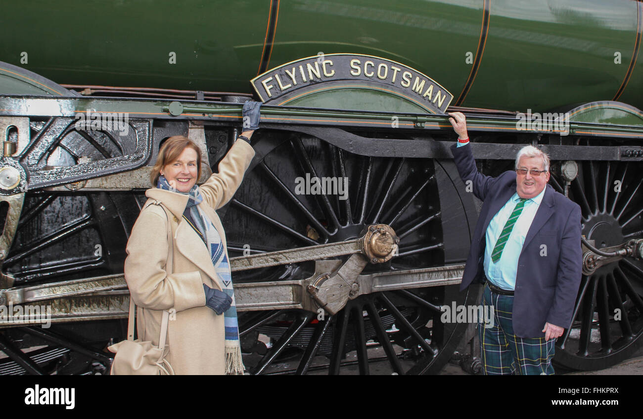 La gare de York, York, Royaume-Uni. 25 Février, 2016. Rénové Flying Scotsman voyages la ligne principale de la côte est d'arriver à la gare de New York Photos ici, c'est William McAlpine (R) qui permettent de sauver les Flying Scotsman Projet de restauration. Crédit : Stephen Gaunt/Alamy Live News Banque D'Images