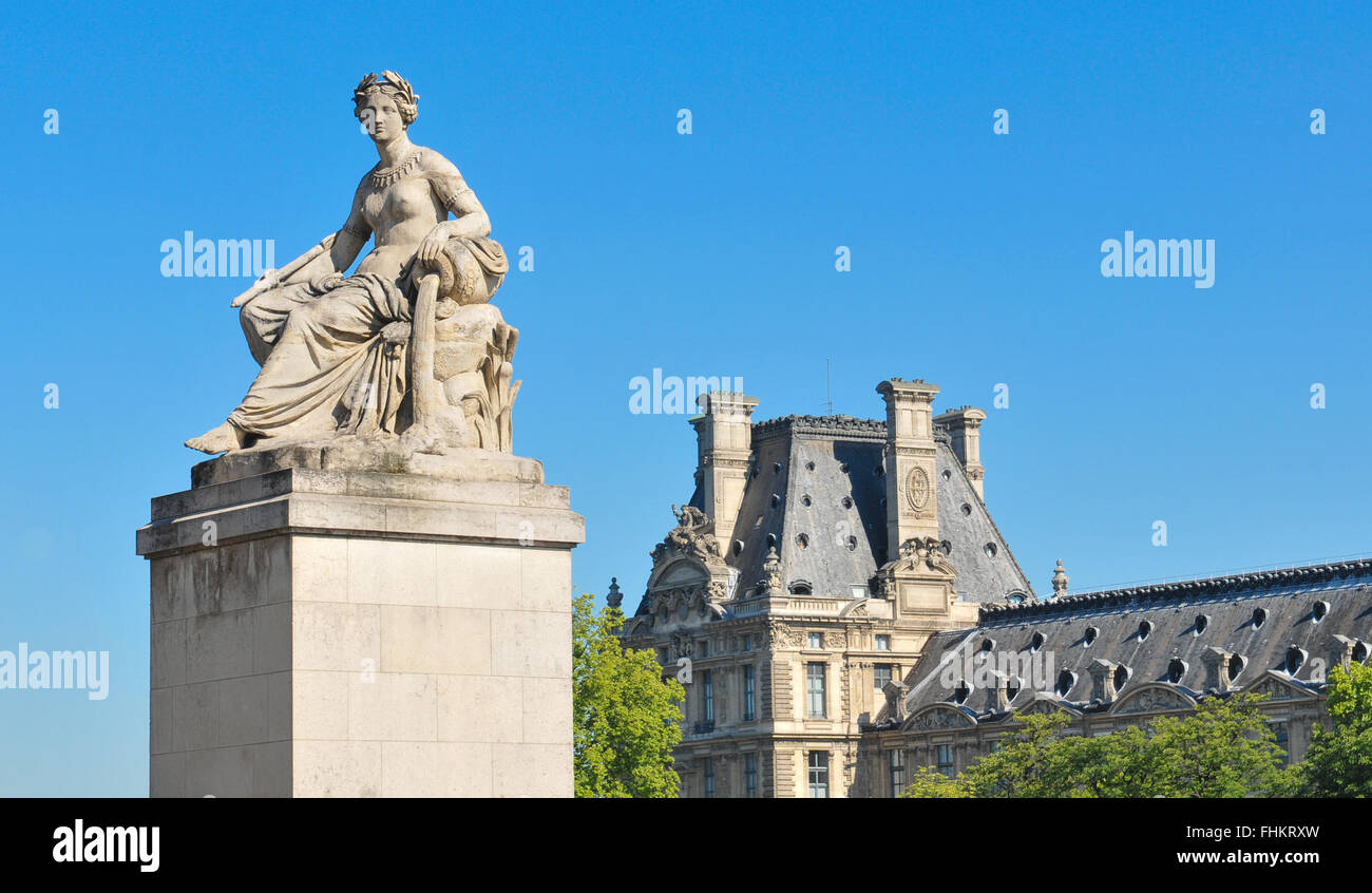 Paris, France - le 9 juillet 2015 : des détails architecturaux d'une statue représentant femme versant de l'eau avec le Musée du Louvre en arrière-plan Banque D'Images