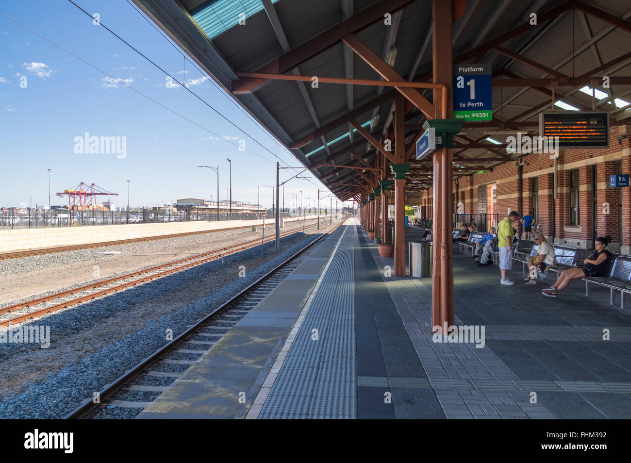 1 plate-forme de Fremantle railroad station. Les banlieusards attendent Transperth train pour Perth. Fremantle, Australie occidentale. Banque D'Images