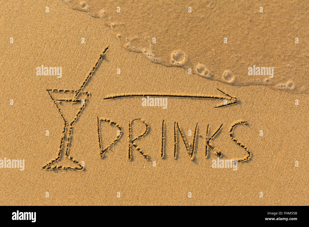 Inscription Boissons et flèche tracée sur la plage avec un sable ondes transparent. Banque D'Images