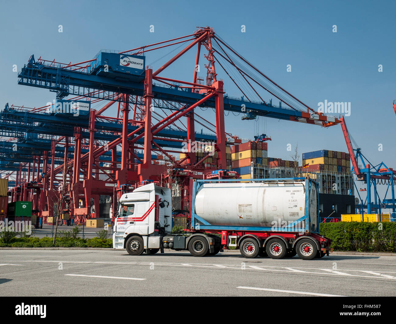 Chariot avec 20' conteneur-citerne, l'approche du terminal conteneurs Eurogate dans le port de Hambourg, Allemagne. Banque D'Images