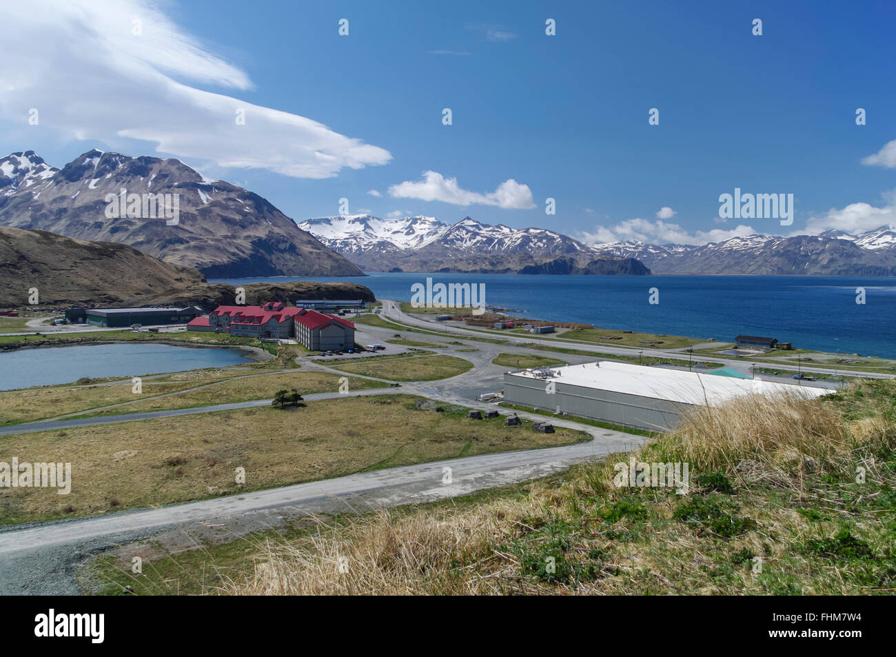 Xatacyan lagune et les Aléoutiennes grand bâtiment de l'hôtel, le plus grand hôtel de Dutch Harbor / Unalaska, Alaska, United States. Banque D'Images