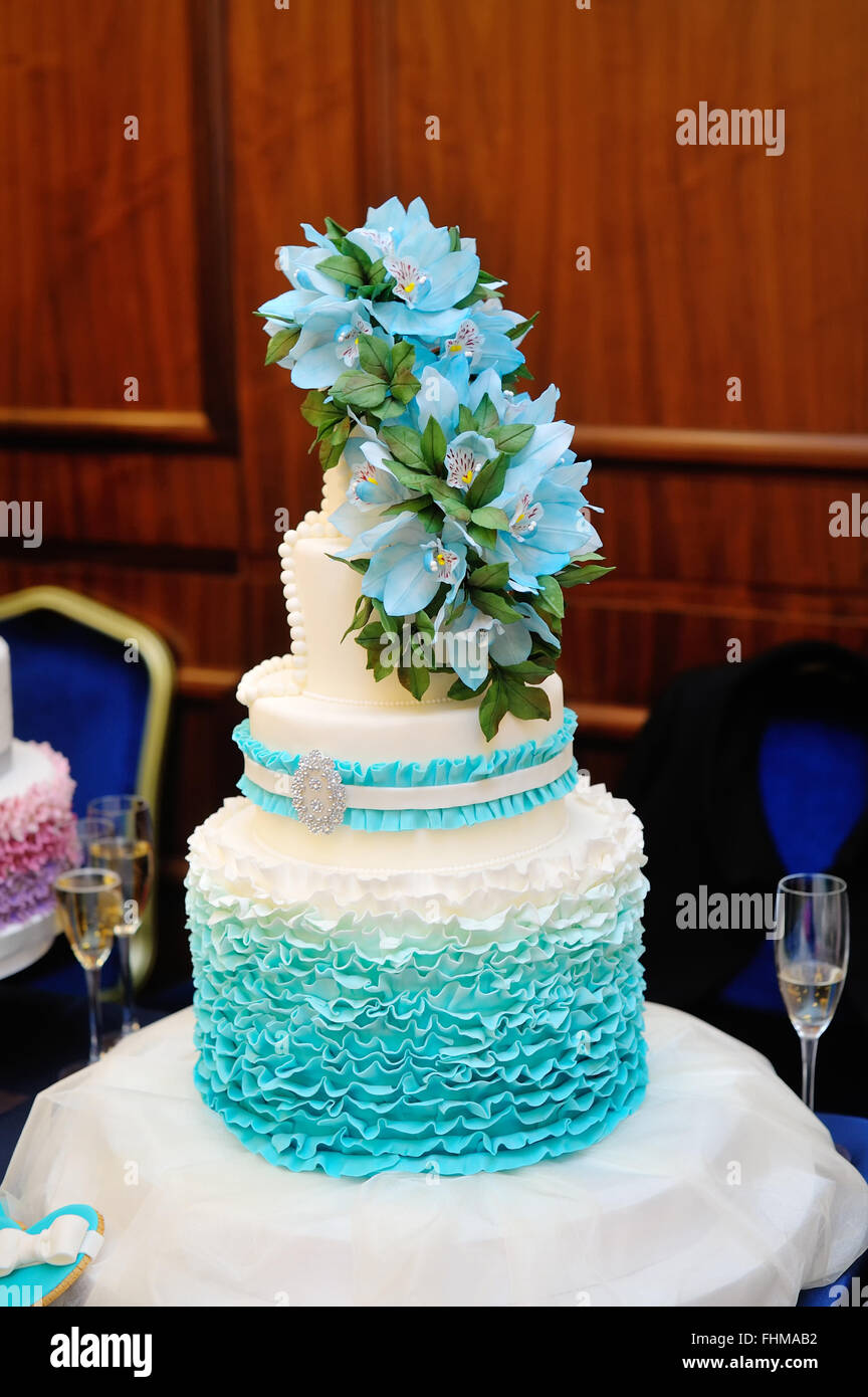 Turquoise magnifique gâteau de mariage à trois niveaux Banque D'Images