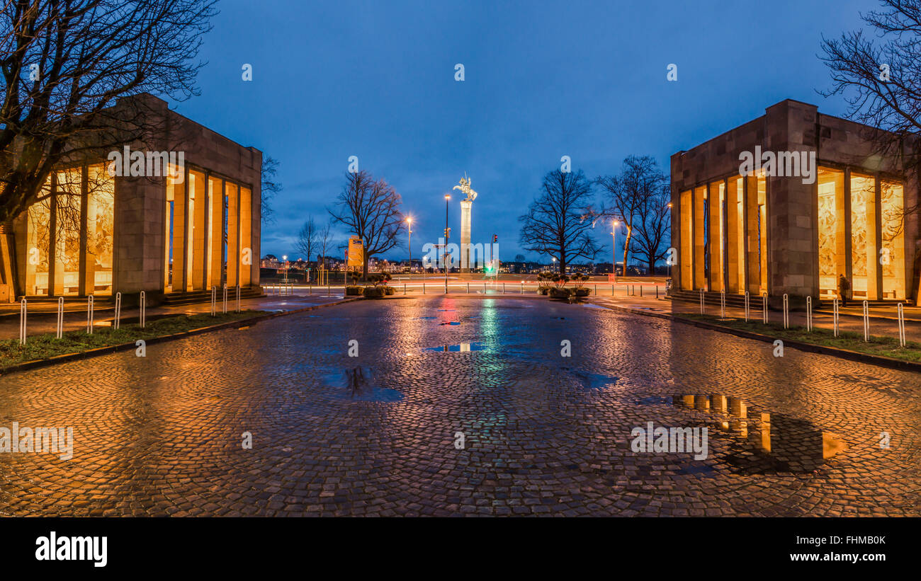 Square entre la salle de concert et musée art palace à Düsseldorf, Allemagne NRW, la Rhénanie du Nord-Westphalie. Vue d'Oberkassel. Banque D'Images