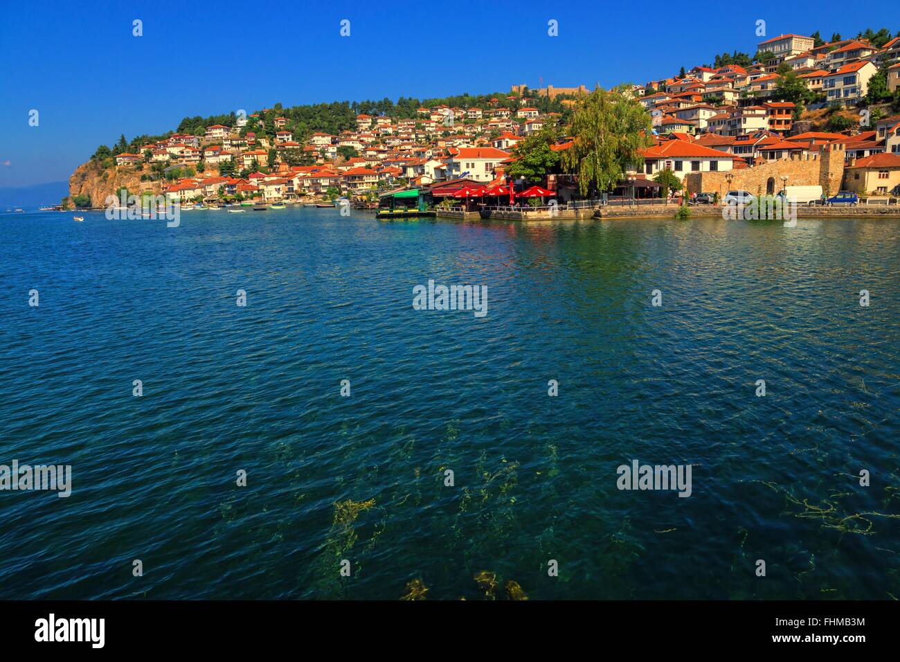 Le village au bord du lac Ohrid Ohrid en Macédoine. Tourné dans le lac. Le lac d'Ohrid est l'un des plus vieux lacs du monde. Banque D'Images