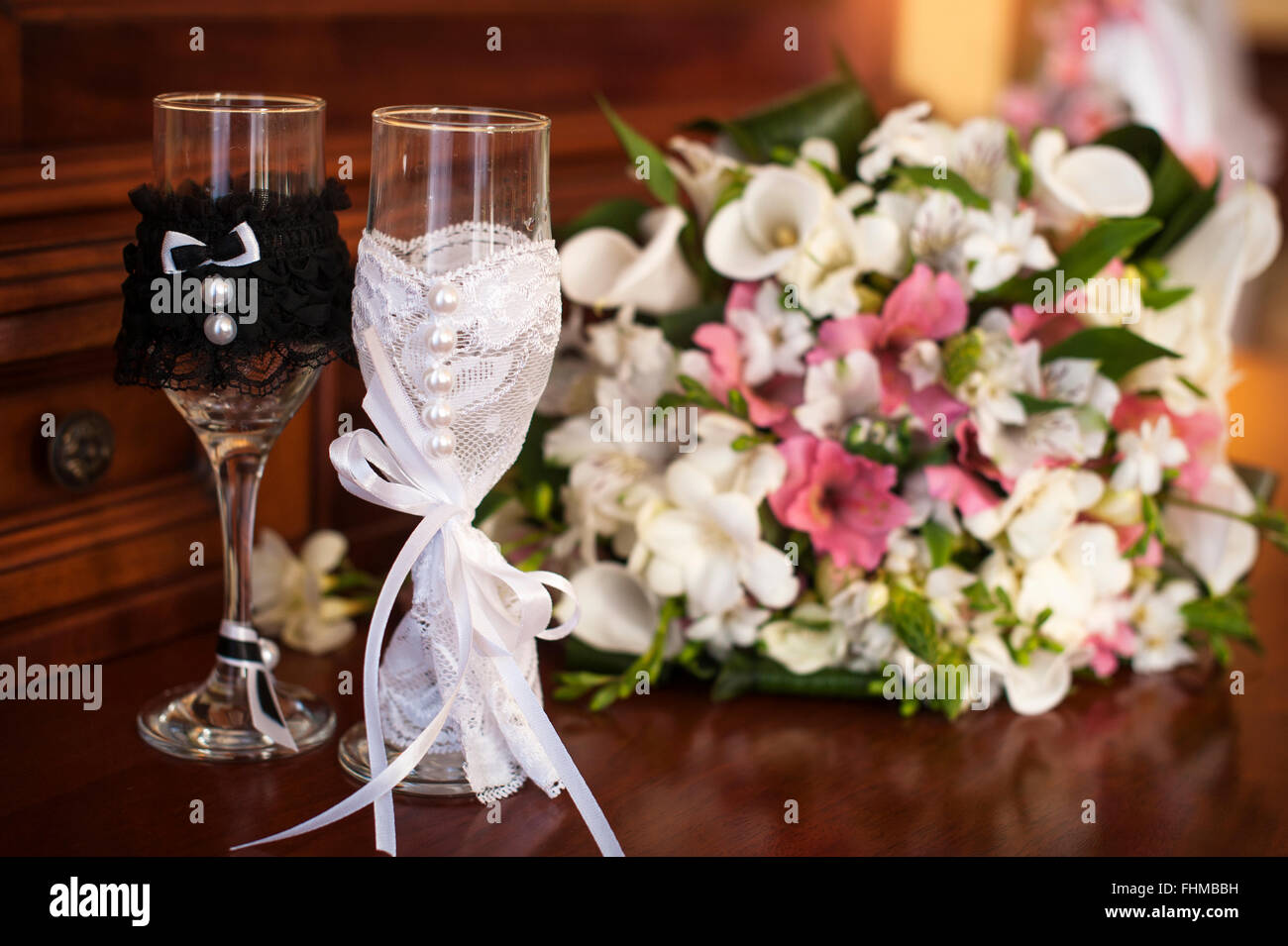 Deux verres de mariage et bouquet de mariée sur pierre dans le jardin d'été Banque D'Images
