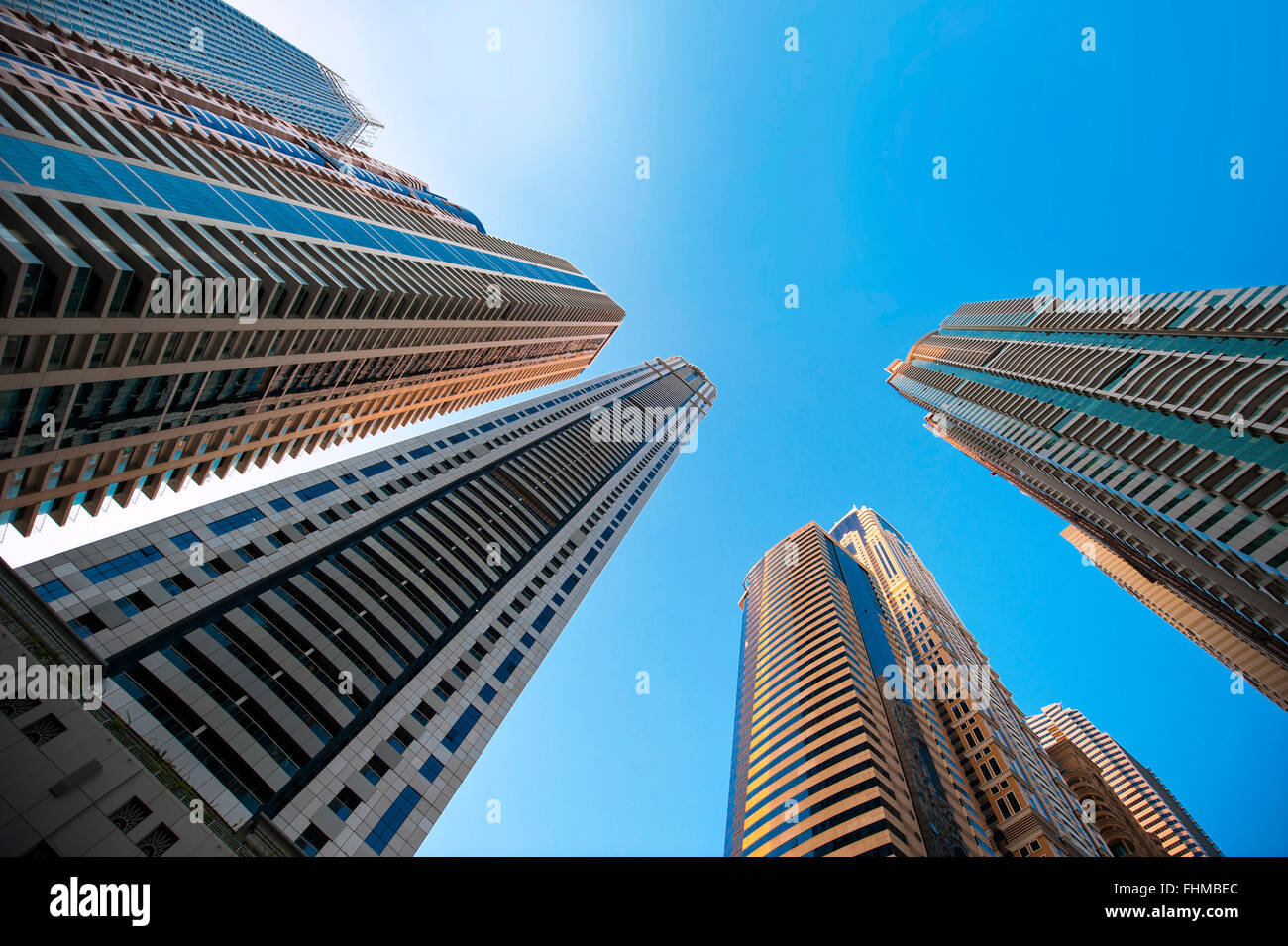 Office building gratte-ciel sur fond de ciel Banque D'Images
