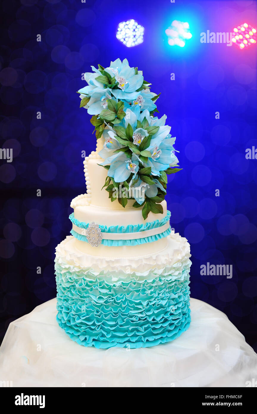 Turquoise magnifique gâteau de mariage à trois niveaux sur la table Banque D'Images
