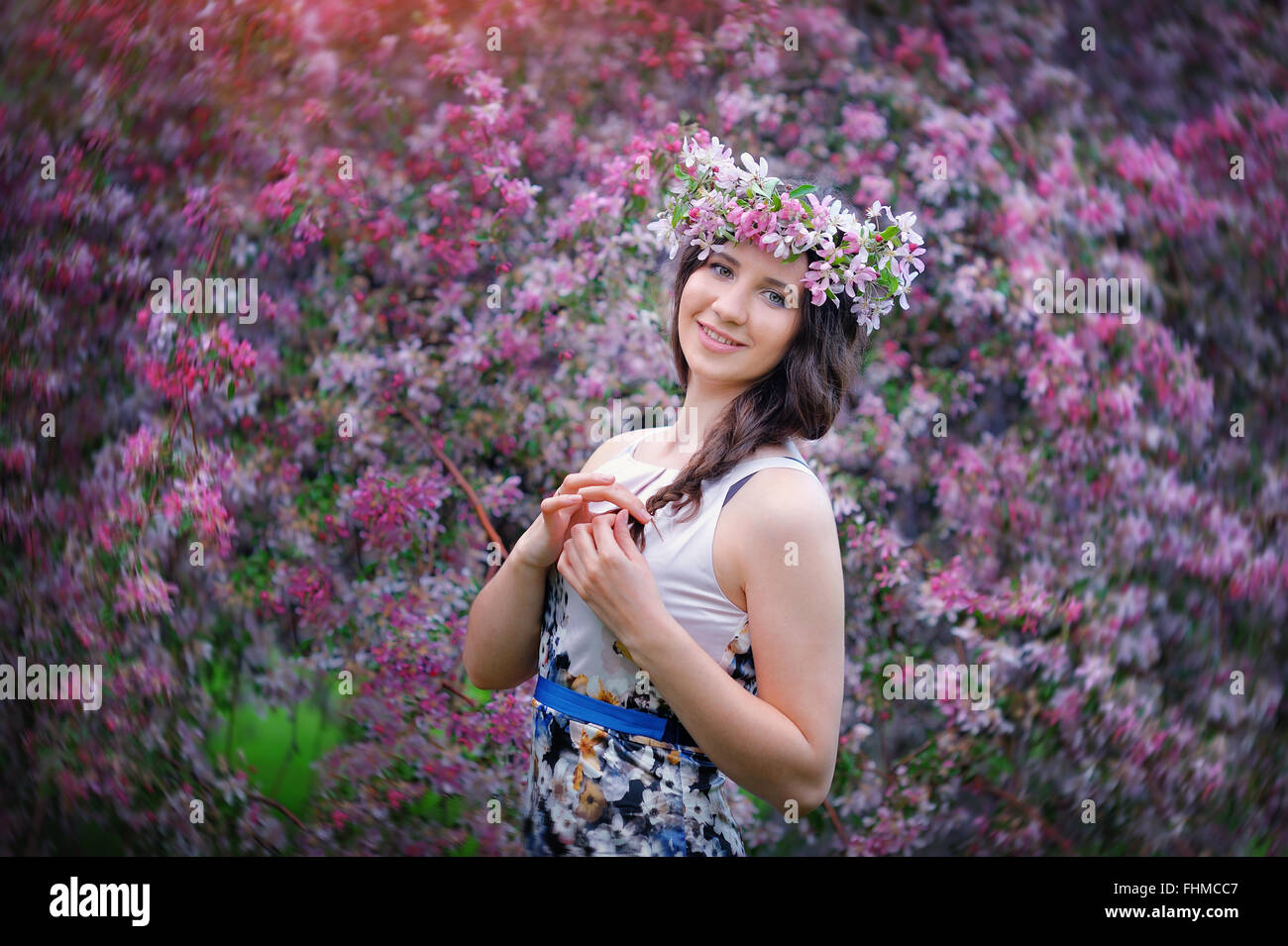 Beautiful Girl outdoors portrait printemps, jeune femme avec des fleurs dans Green Park, printemps concept. cheerful teenager walking outdoor. série en portefeuille Banque D'Images