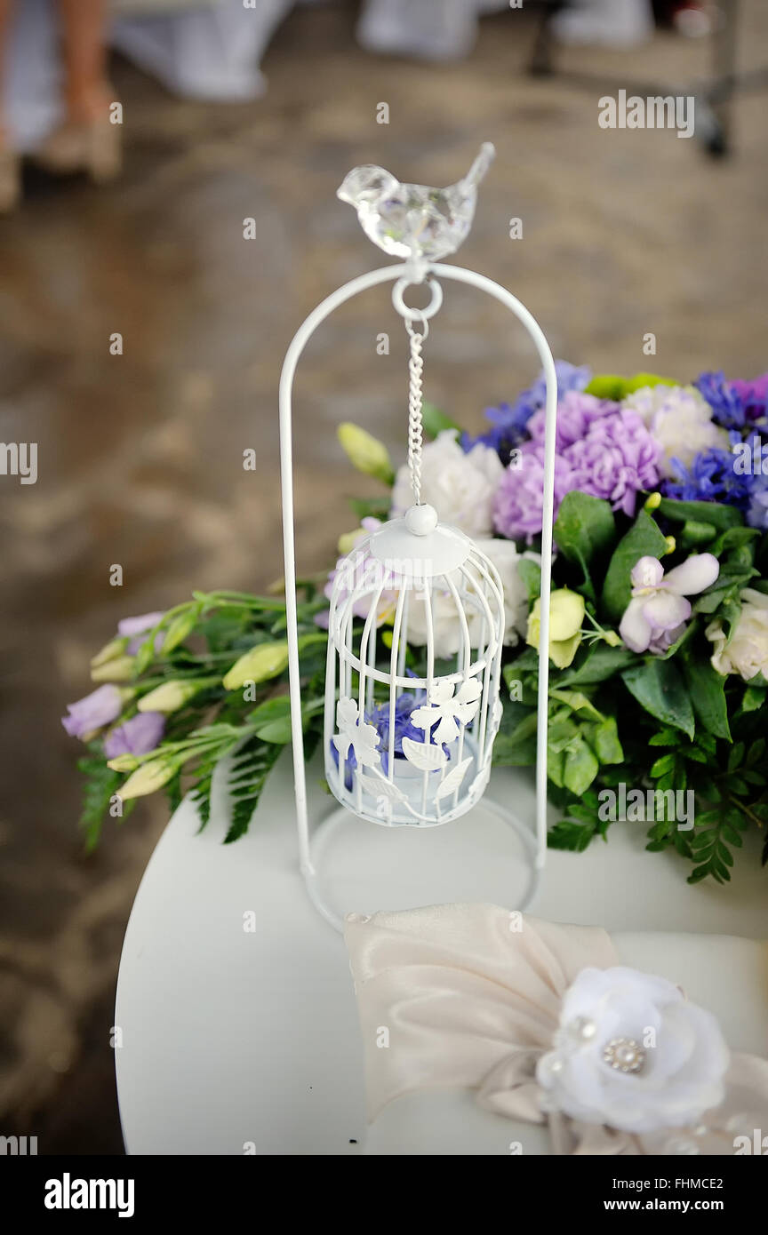 Décoration de mariage blanc, avec une cage à oiseaux Banque D'Images