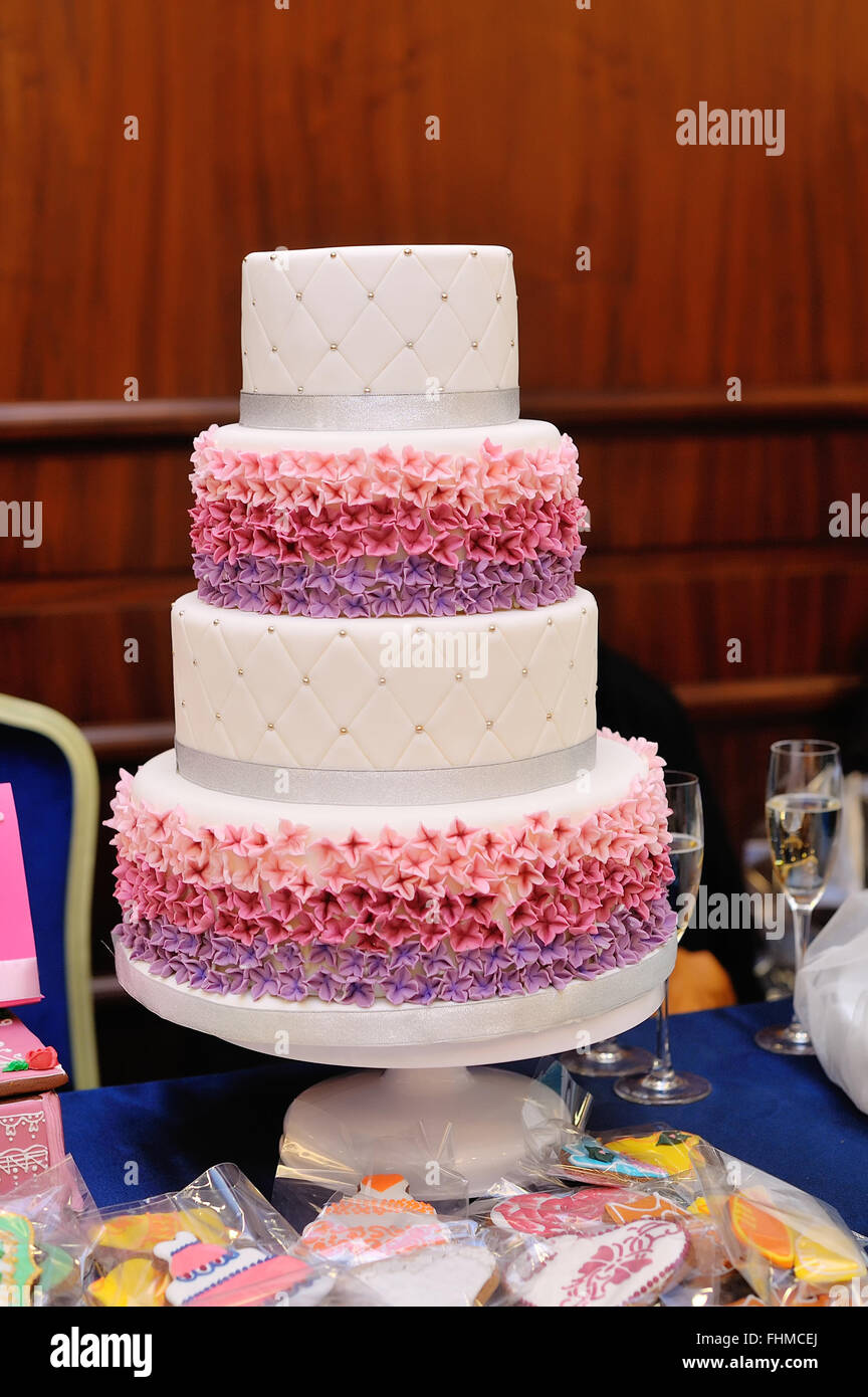 Gâteau de mariage quatre niveaux Banque D'Images