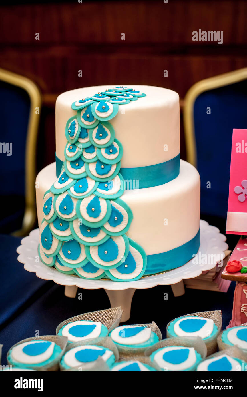 Gâteau de mariage à deux niveaux avec les rubans bleus Banque D'Images