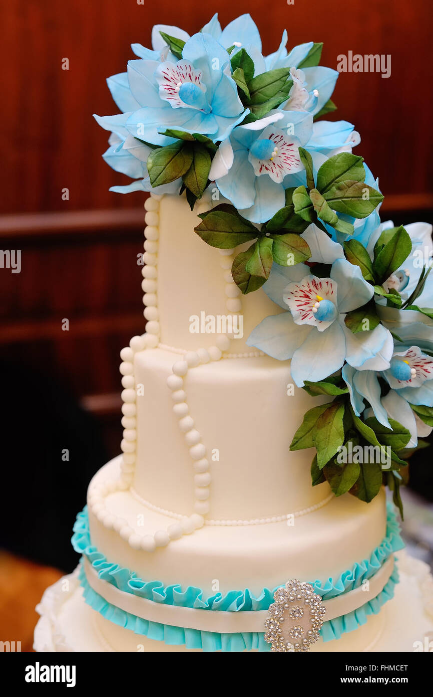 Détail de gâteau de mariage avec des fleurs bleu Banque D'Images