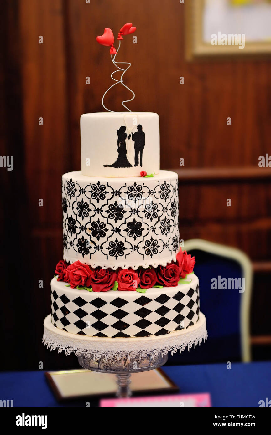 Gâteau de mariage avec deux coeurs Banque D'Images