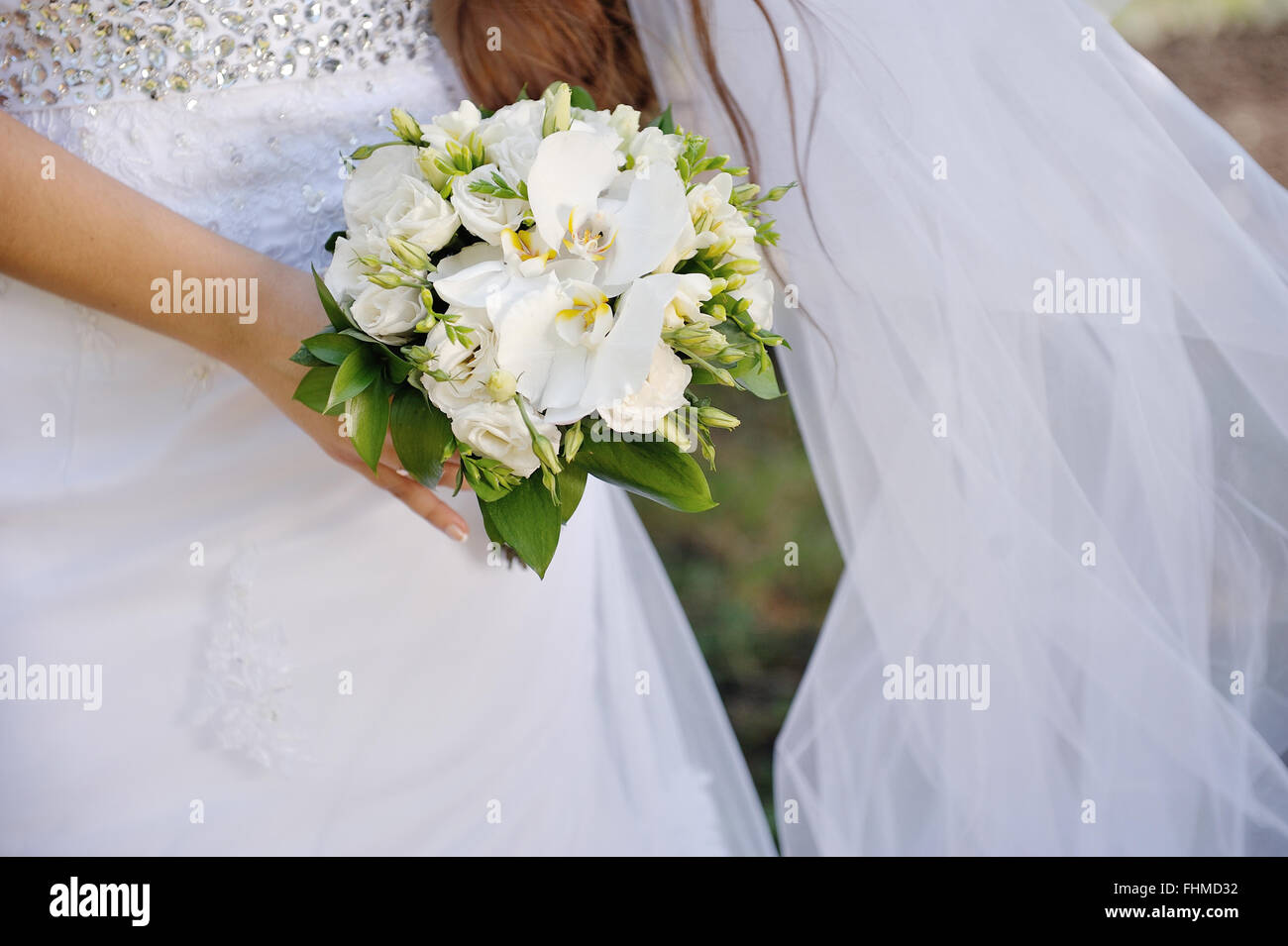 Bride holding a bouquet blanc Banque D'Images