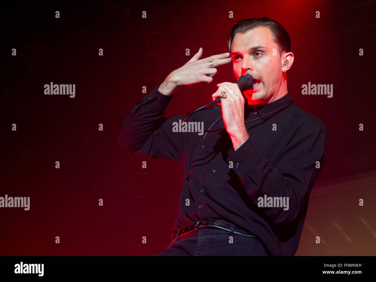 Prague, République tchèque. Feb 25, 2016. Theo Hutchcraft chanteuse de la synthpop duo fait mal effectue à Prague, République tchèque, le 25 février 2016. © Vit Simanek/CTK Photo/Alamy Live News Banque D'Images