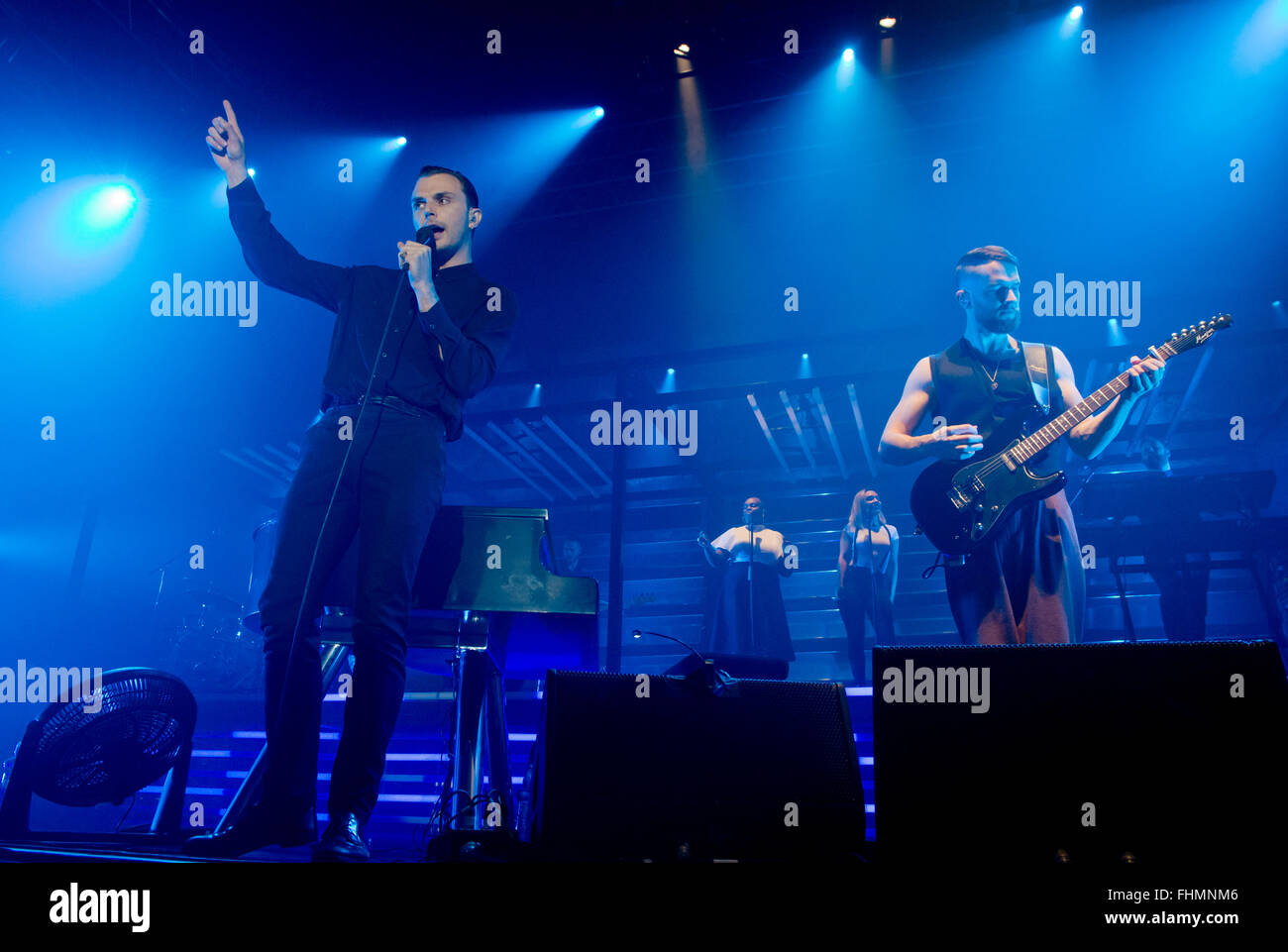 Singer Theo Hutchcraft (à gauche) et le pianiste et guitariste Adam Anderson (à droite) de la synthpop duo nuit à effectuer à Prague, République tchèque, le 25 février 2016. (CTK Photo/Vit Simanek) Banque D'Images