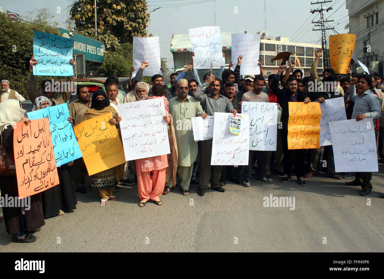 Les résidents de Lahore protestent contre la fraude financière en voiture et moto financeur, au cours de la démonstration tenue à Lahore Press Club le Jeudi, Février 25, 2016. Banque D'Images