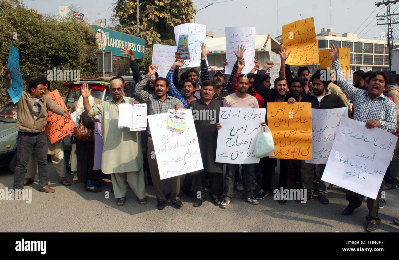 Les résidents de Lahore protestent contre la fraude financière en voiture et moto financeur, au cours de la démonstration tenue à Lahore Press Club le Jeudi, Février 25, 2016. Banque D'Images