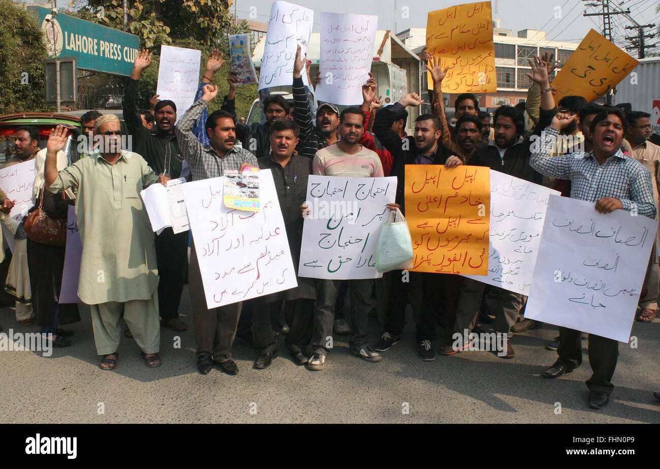 Les résidents de Lahore protestent contre la fraude financière en voiture et moto financeur, au cours de la démonstration tenue à Lahore Press Club le Jeudi, Février 25, 2016. Banque D'Images