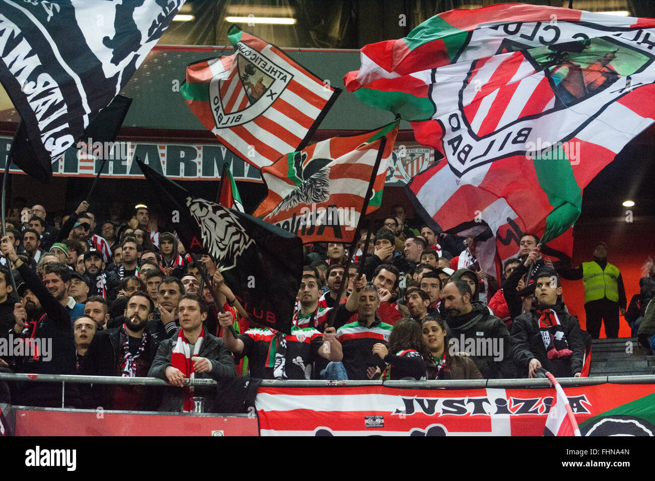 Bilbao, Espagne. 25 Février, 2016. Les partisans de l'Athletic Club fête l'objectif de leur équipe lors de match de football de l'UEFA Europe League entre Athletic Club et l'Olympique de Marseille à San Mames Stadium le 25 février 2016 à Bilbao, en Espagne. Crédit : David Gato/Alamy Live News Banque D'Images