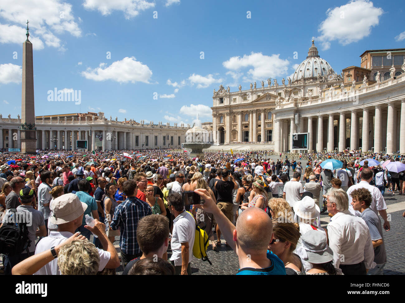 Une grande foule rassemblée sur la Place Saint Pierre pour entendre l'adresse papale et recevoir la bénédiction du Pape. Banque D'Images