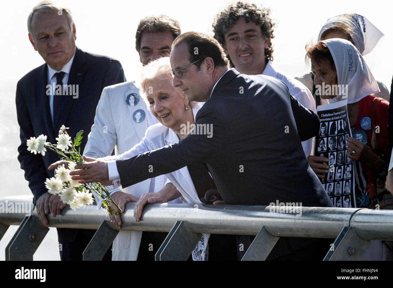 Buenos Aires, Argentine. Feb 25, 2016. Le Président français François Hollande(R, centre) dépose une gerbe accompagnée d'Estela de Carlotto (L, au centre), responsable de l'organisation des droits de Grands-mères de Plaza de Mayo au cours de sa visite à la Memorial Park à Buenos Aires, capitale de l'Argentine, le 25 février 2016. Hollande est sur une visite officielle de deux jours en Argentine. © Martin Zabala/Xinhua/Alamy Live News Banque D'Images