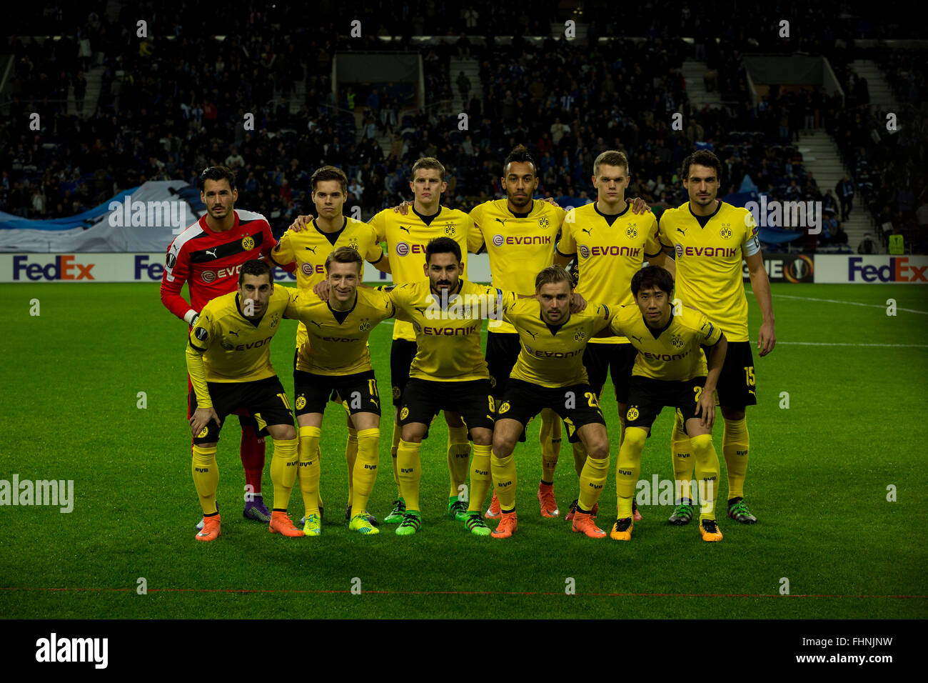 Porto Portugal 25 Fevrier 16 L Equipe De Borussia Dortmund En File Pendant L Uefa Europa League 15 16 Round 32 Deuxieme Match De Jambe Entre Le Fc Porto Et Le Borussia Dortmund Au Stade
