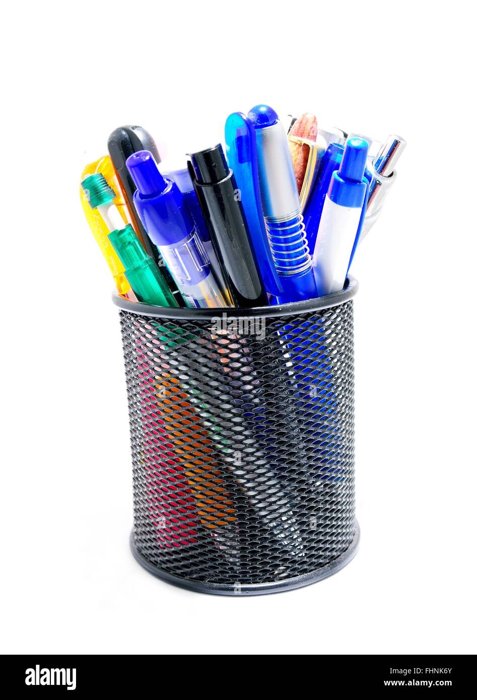 Bureau noir pot avec crayons et stylos sur un fond blanc. Banque D'Images