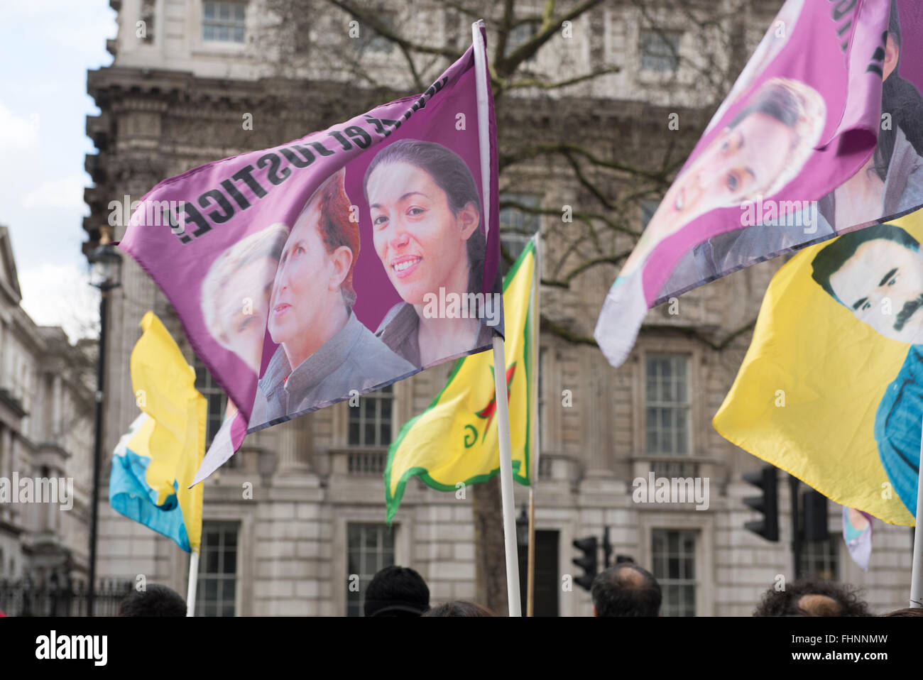 Drapeaux kurdes volent dans l'air lors de la manifestation devant les Kurdes Downing Street, London, UK. 10 Février, 2016. Banque D'Images