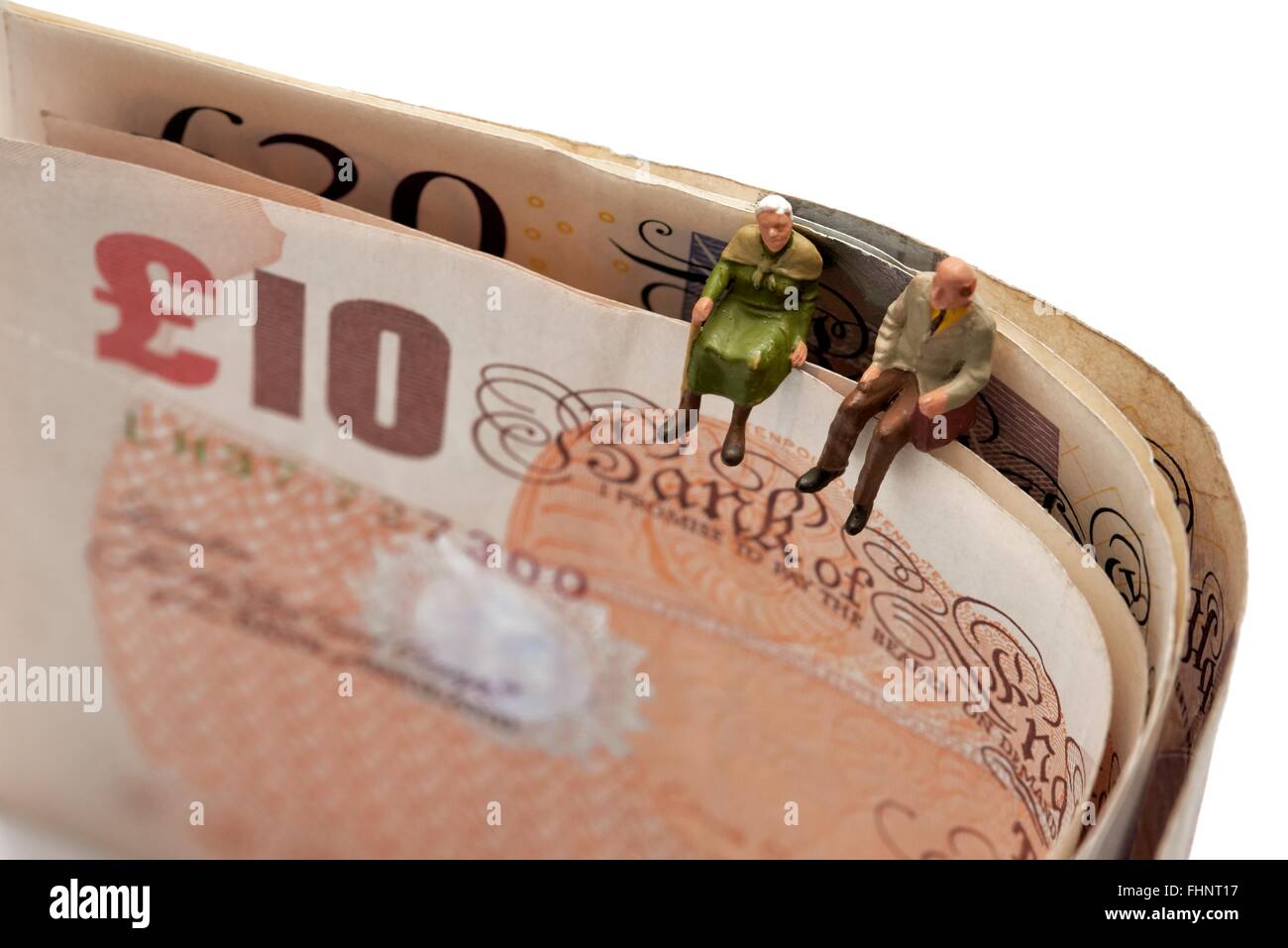 Deux vieillards assis sur le dessus de la 10 et notes 20 livres Banque D'Images