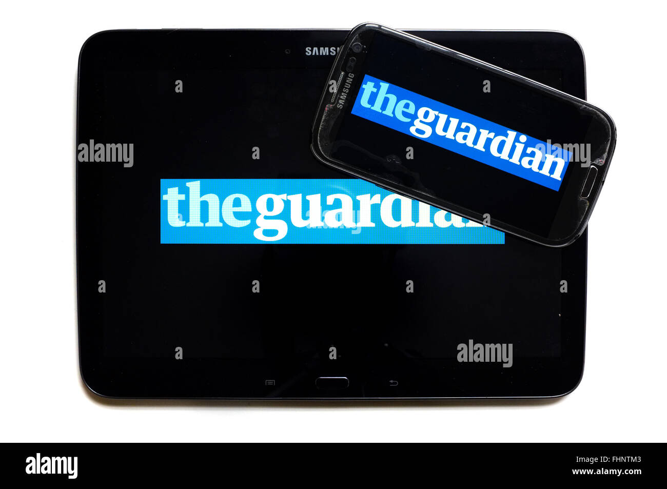 Le logo de la Guardian apparaissant sur les écrans d'une tablette et un smartphone. Banque D'Images