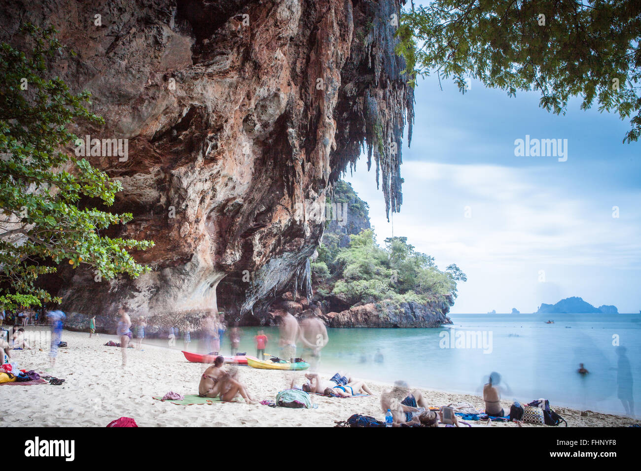 Une longue exposition de droit de touristes bronzer et profiter de Phra Nang Beach en Thaïlande Banque D'Images