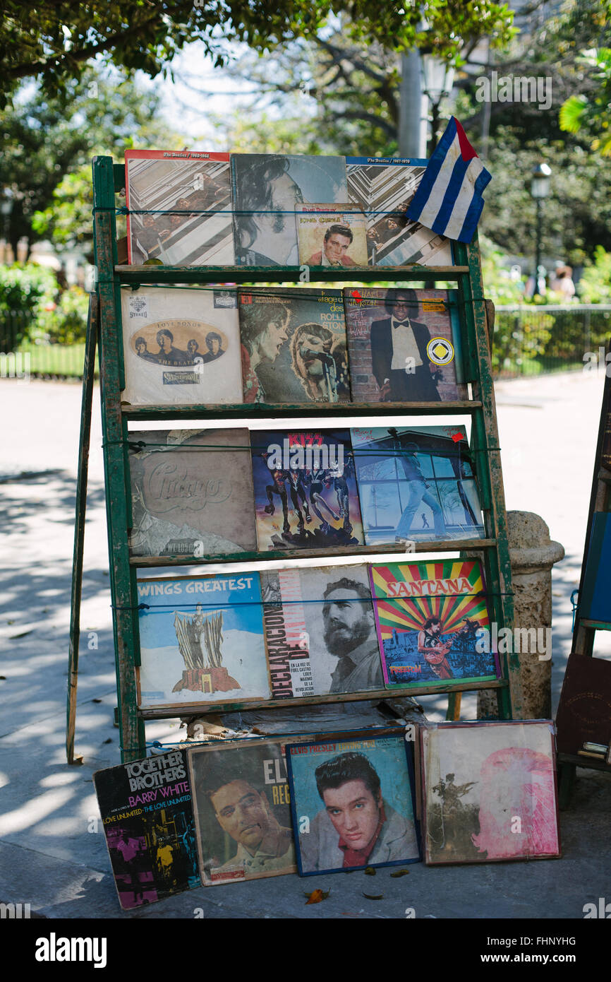 Albums de l'ancien enregistrement d'une exposition-vente dans une rue de La Havane, Cuba. Les dossiers comprennent Elvis Presley et Michael Jackson Banque D'Images