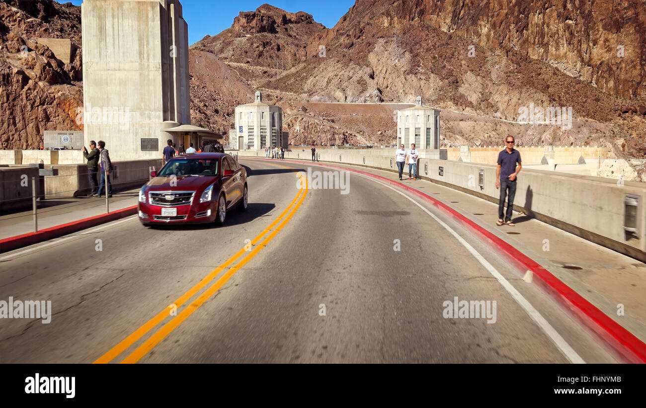 Une vue de l'intérieur d'une voiture qu'il conduit à travers le barrage Hoover Banque D'Images