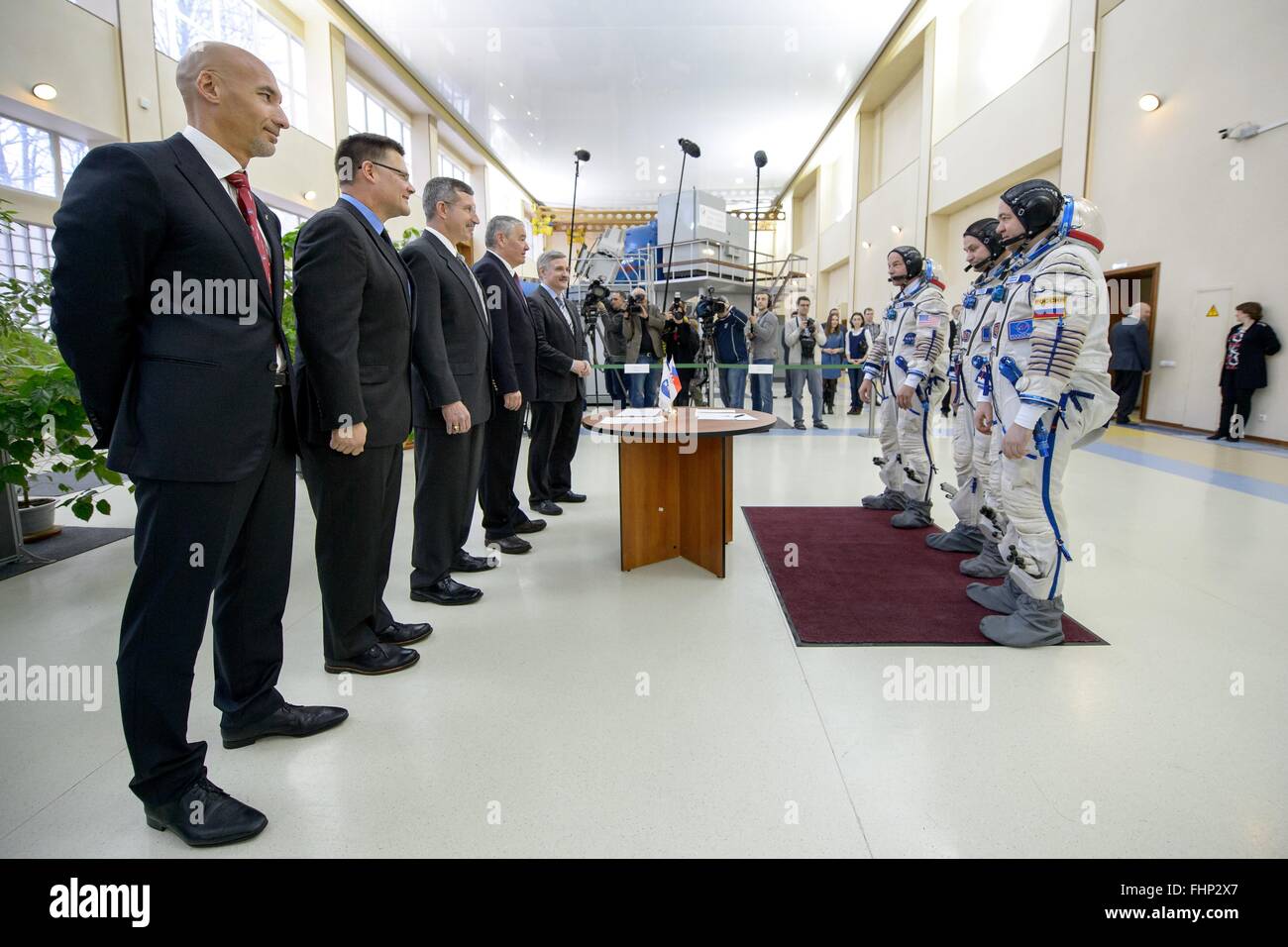 La Cité des étoiles, en Russie. 25 Février, 2016. La Station spatiale internationale les membres de l'équipage Expedition 47 L'astronaute américain Jeff Williams, à gauche, et cosmonautes russes Oleg Skripochka et Alexei Ovchinin rencontrez avec les gestionnaires à la Mission au cours de la qualification finale des examens au centre d'entraînement des cosmonautes Gagarine le 25 février 2016 à la Cité des étoiles, en Russie. Banque D'Images