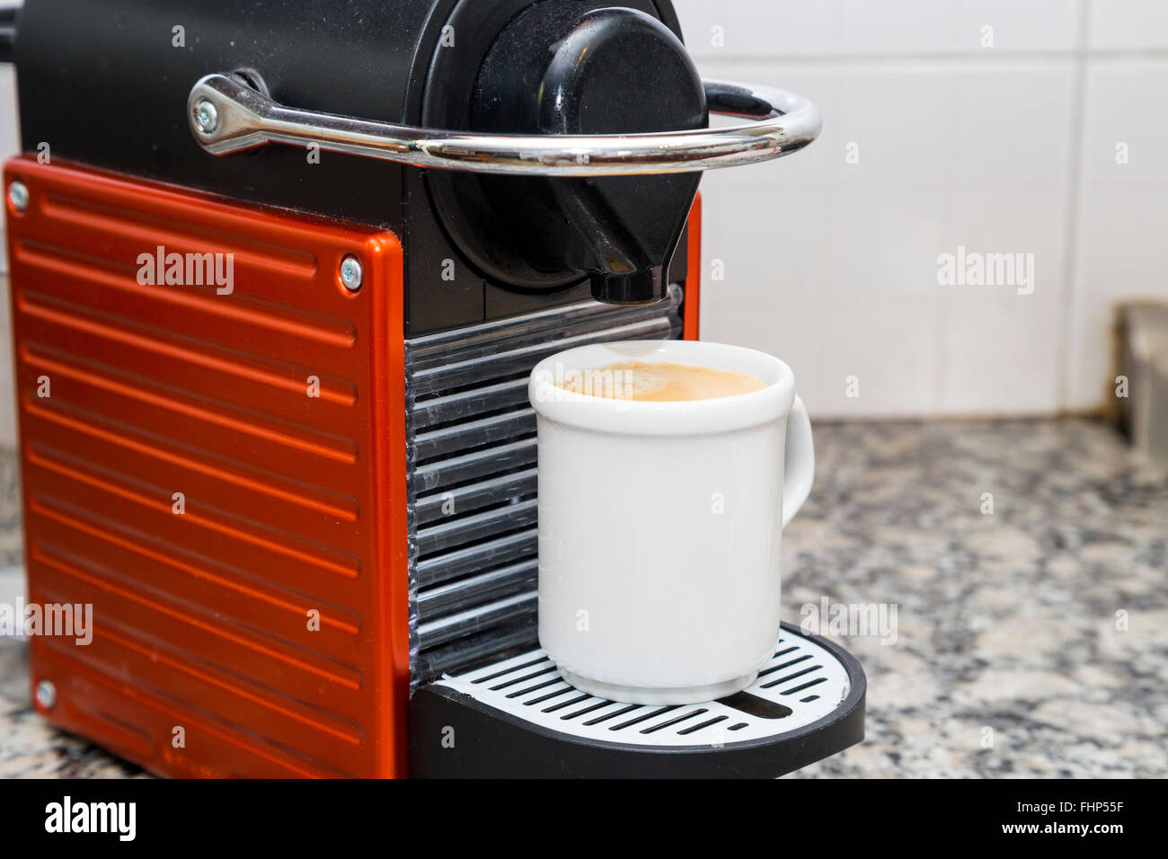 Machine à café Nespresso rouge avec capsules découpées isolée arrière-plan  blanc Photo Stock - Alamy