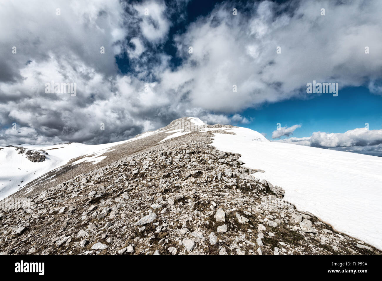 La moitié de la moitié de la neige de montagne rochers Banque D'Images