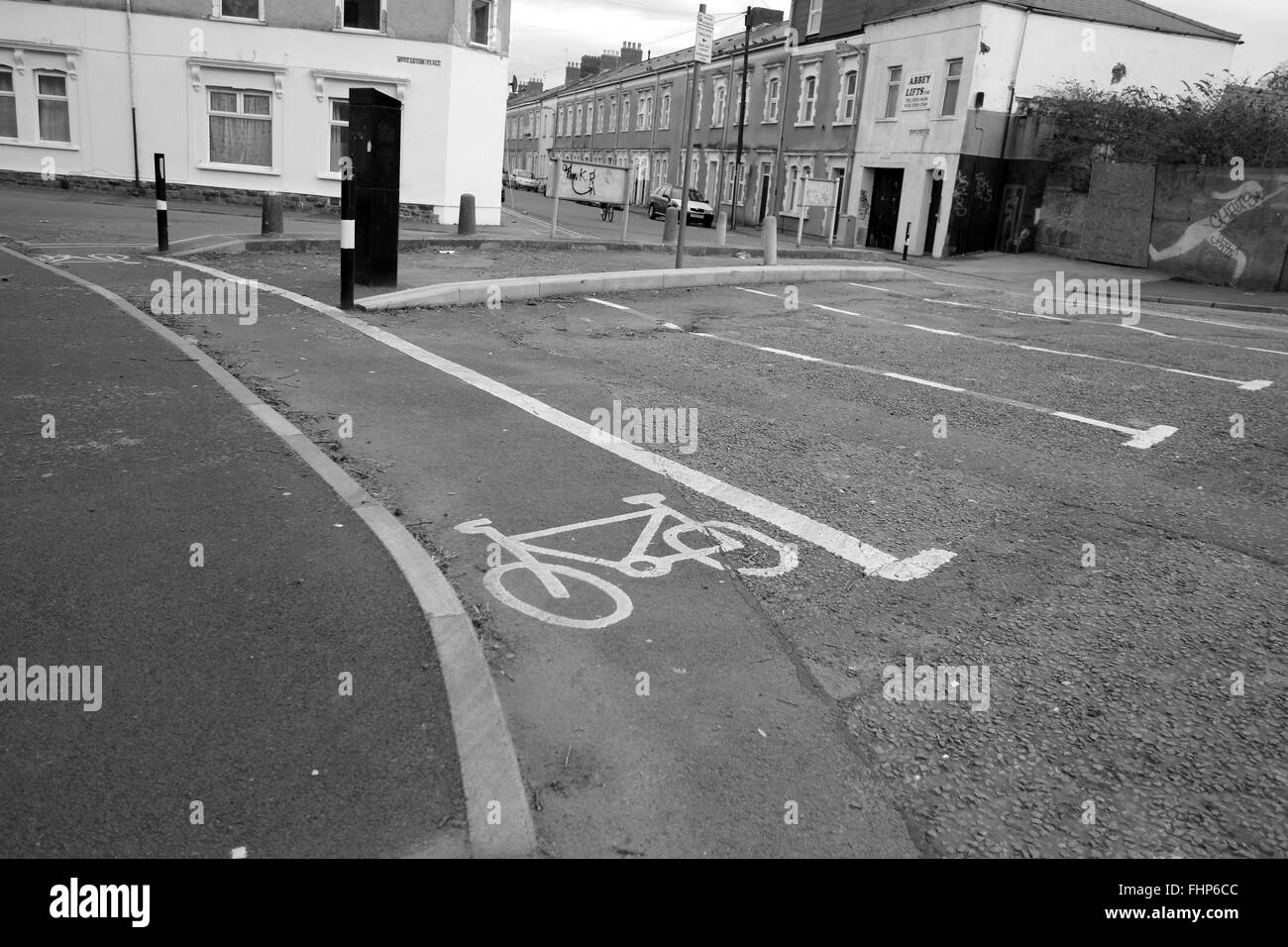 Février 2016 - la piste cyclable est maintenue par une fermeture de la route qui a été faite pour empêcher l'itinéraire a été utilisé comme une coupe courte. Banque D'Images