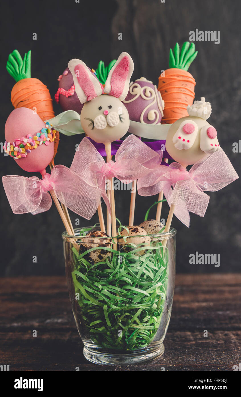 Sweet chocolate Easter cake pops sur fond sombre, selective focus Banque D'Images