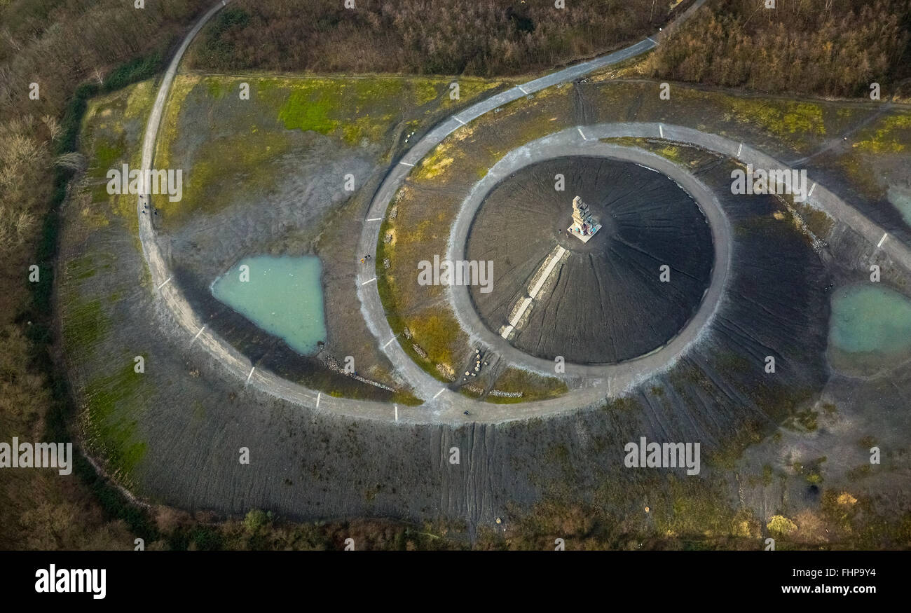Vue aérienne, l'escalier du ciel dans le tas de Rheinelbe artiste Herman Prigann, trajectoire en spirale et les adolescents, Gelsenkirchen, Ruhr Banque D'Images