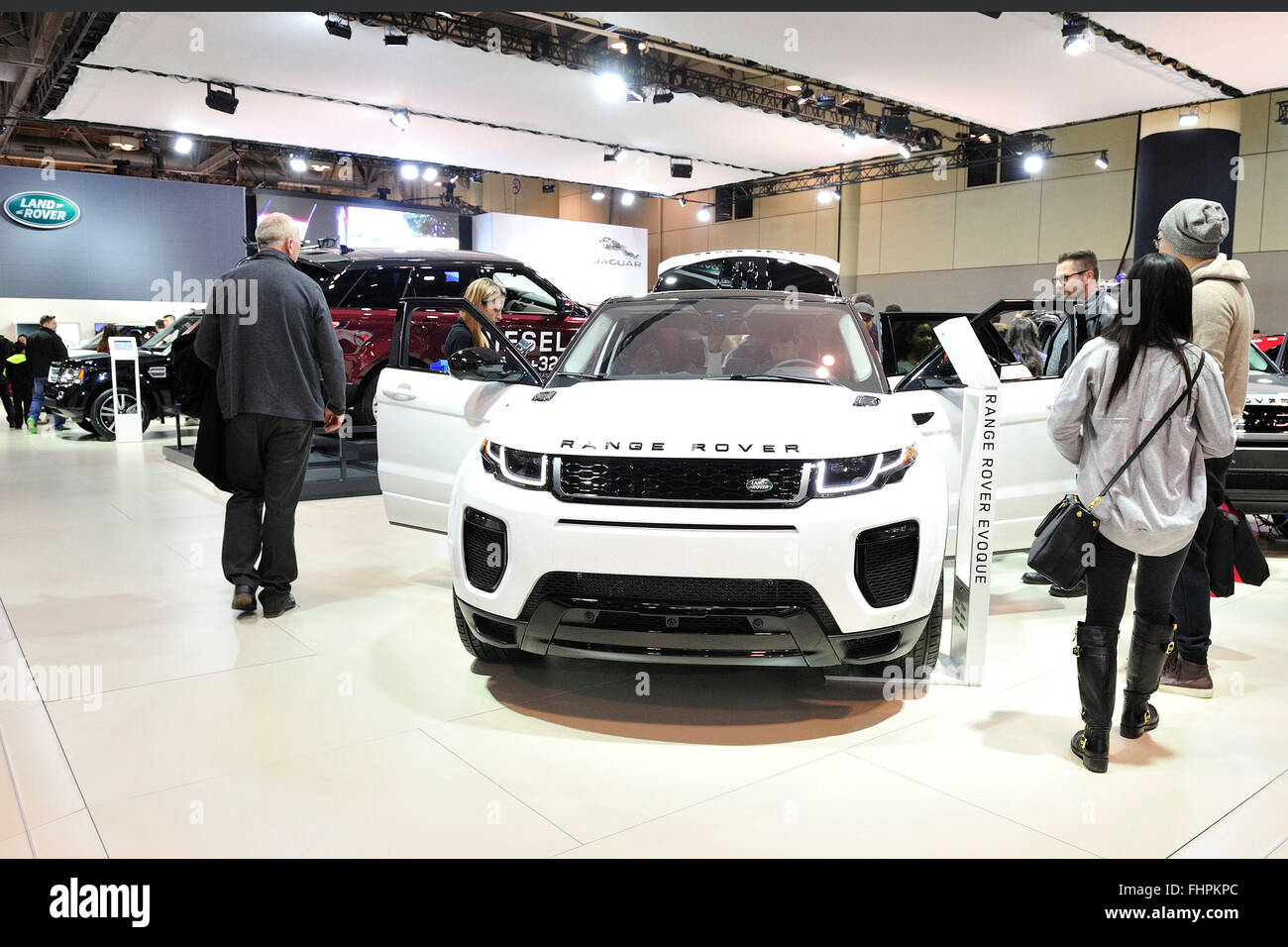Vue générale de la Landrover stand, à l'auto de Toronto 2016 à la Toronto Metro Convention Centre, Toronto, Ontario, Canada. 14 février, 2016. Banque D'Images
