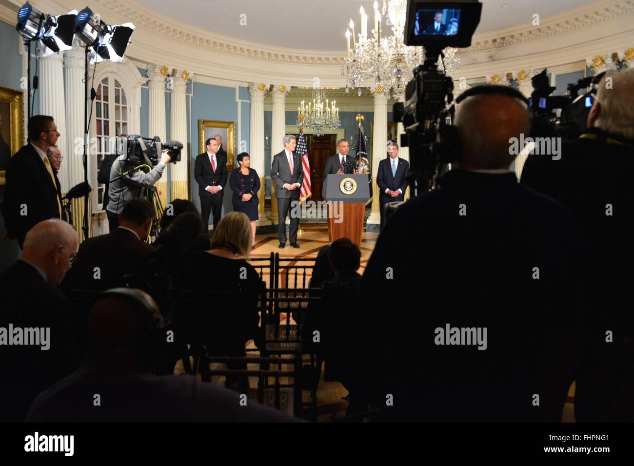 Washington DC, USA. 25 Février, 2016. Président américain Barack Obama répond aux journalistes après une réunion avec le Conseil national de sécurité sur la campagne mondiale pour dégrader et détruire ISIL au département d'Etat, 25 février 2016 à Washington, DC. Obama a ordonné à son équipe de sécurité nationale à l'accélération de la 'continuer' U.S a mené campagne militaire contre l'Etat islamique. Banque D'Images