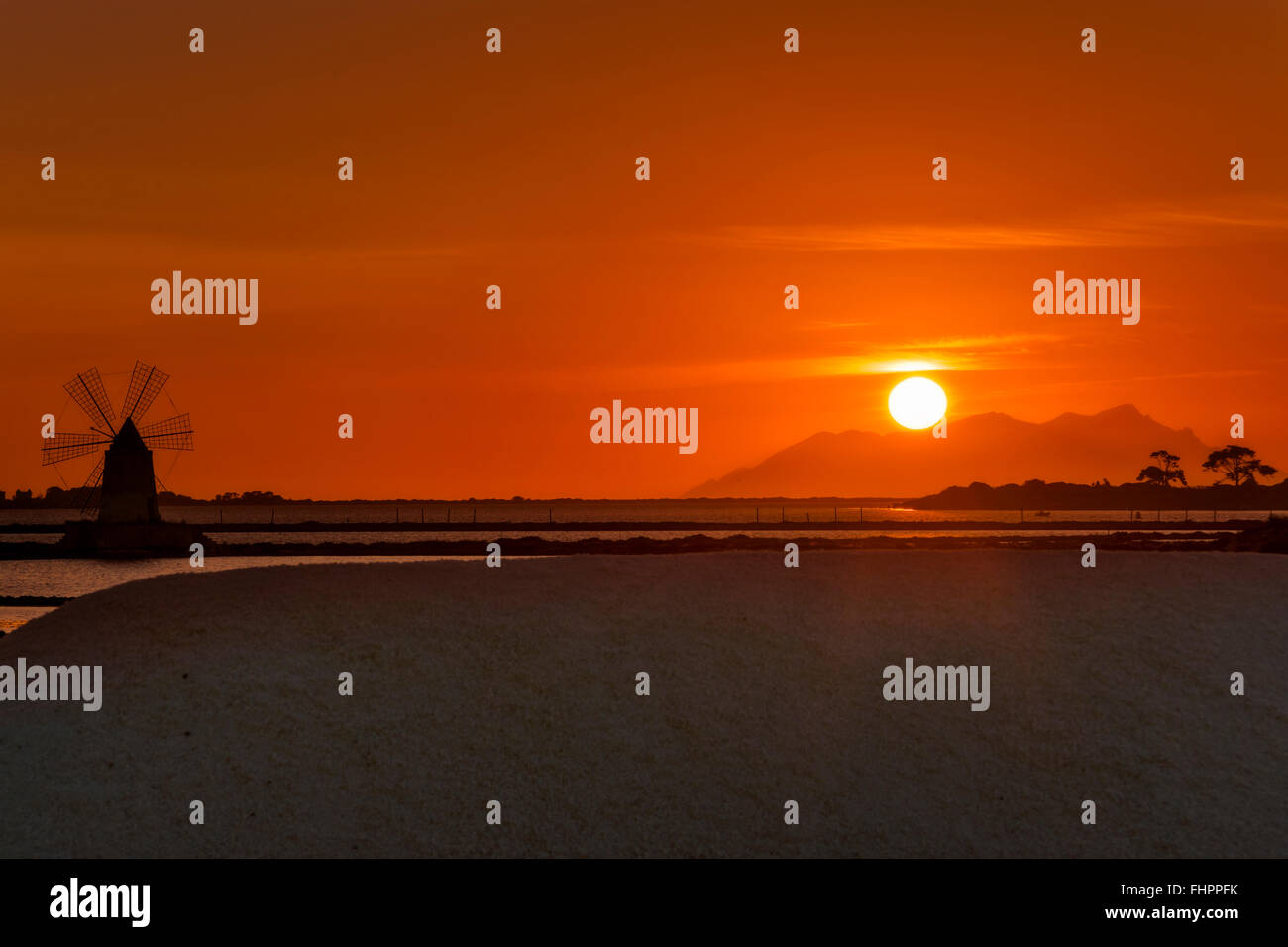 Coucher du soleil, les casseroles de Trapani en Sicile, avec des moulins Banque D'Images