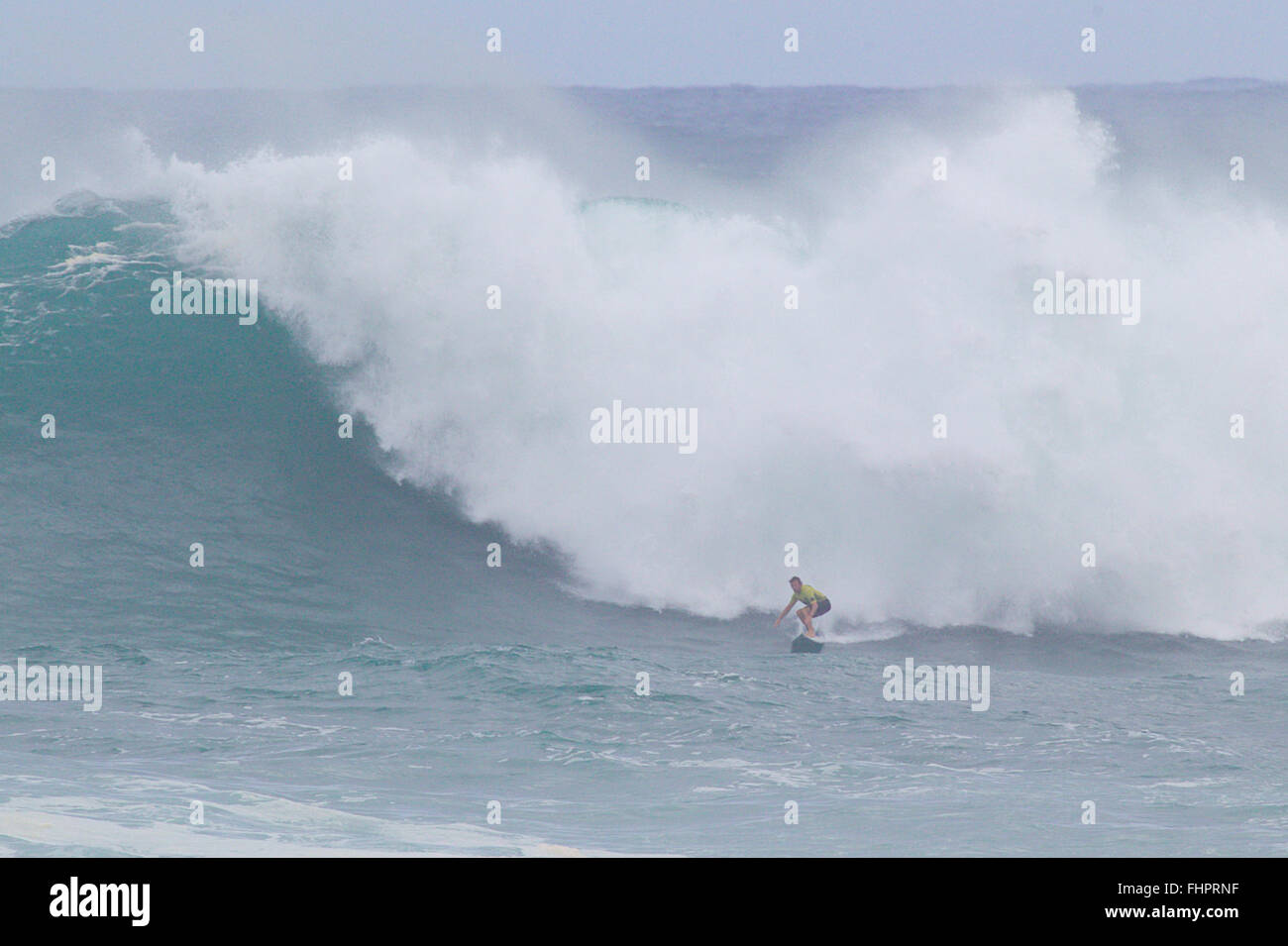 Haleiwa, Hawaii, USA. 25 Février, 2016. 25 février 2016 - Greg longues sorties une vague au cours de l'action au 2016 Eddie Aikau Big Wave Invitational présentée par Quicksilver à Waimea Bay à Haleiwa, HI Crédit : Cal Sport Media/Alamy Live News Banque D'Images