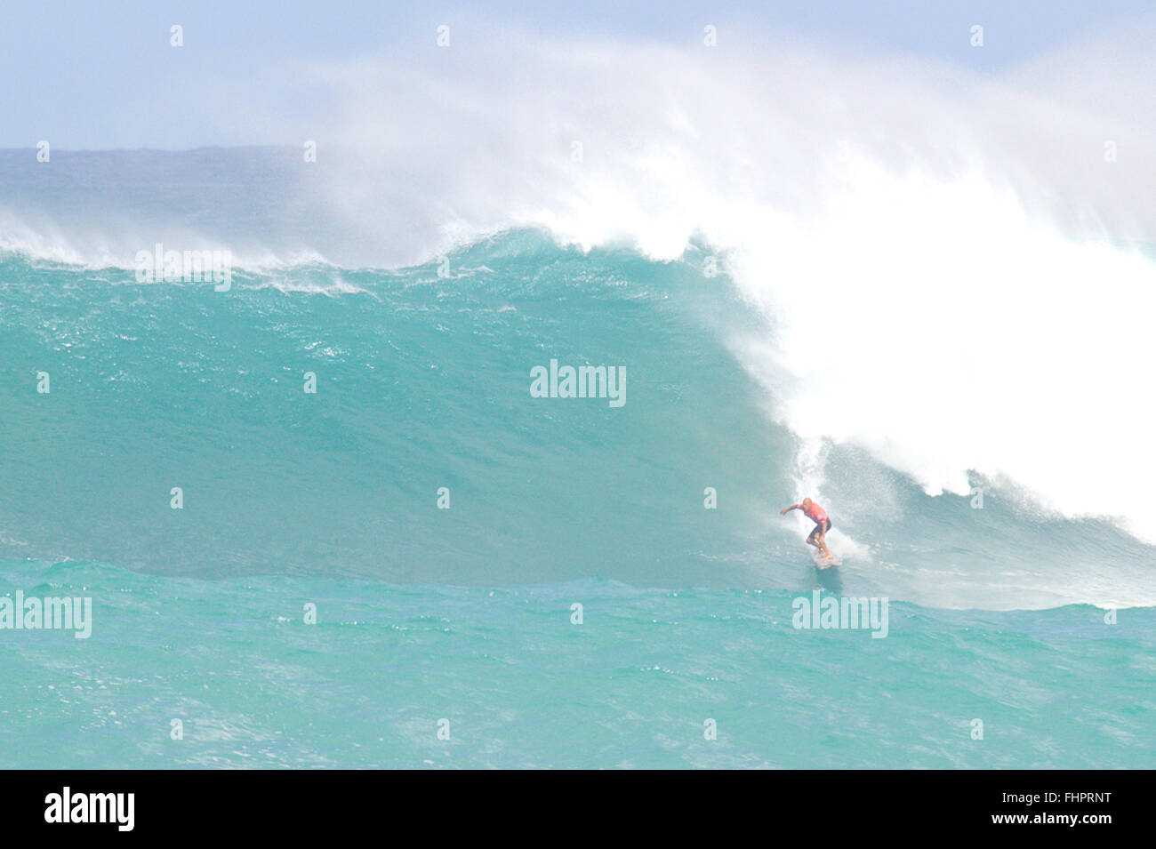 Haleiwa, Hawaii, USA. 25 Février, 2016. 25 février 2016 - Kelly Slater monte un vague pendant l'action à la 2016 Eddie Aikau Big Wave Invitational présentée par Quicksilver à Waimea Bay à Haleiwa, HI Crédit : Cal Sport Media/Alamy Live News Banque D'Images
